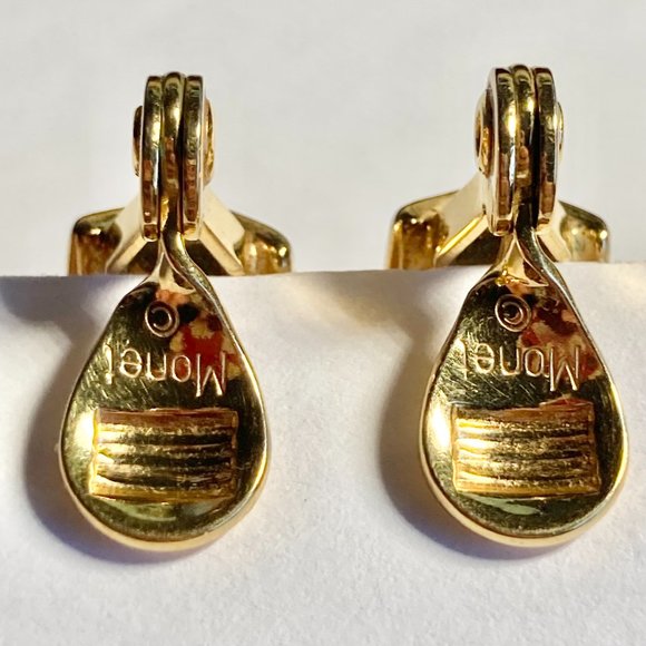 Vintage Monet Cream Enamel Clip On Earrings Gold Tone Plated 60's 70s Estate - Picture 5 of 11